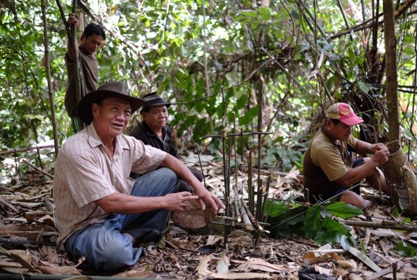 Sungai ethnic men explaining on the types of animal traps using materials from their forest. Tony/PACOS, 2015